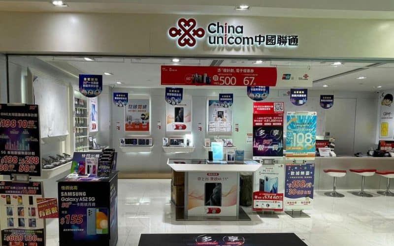 For a more comprehensive selection of plans and services, you can visit the dedicated stores operated by China Mobile, China Unicom, and China Telecom, located within the airport terminal buildings.
